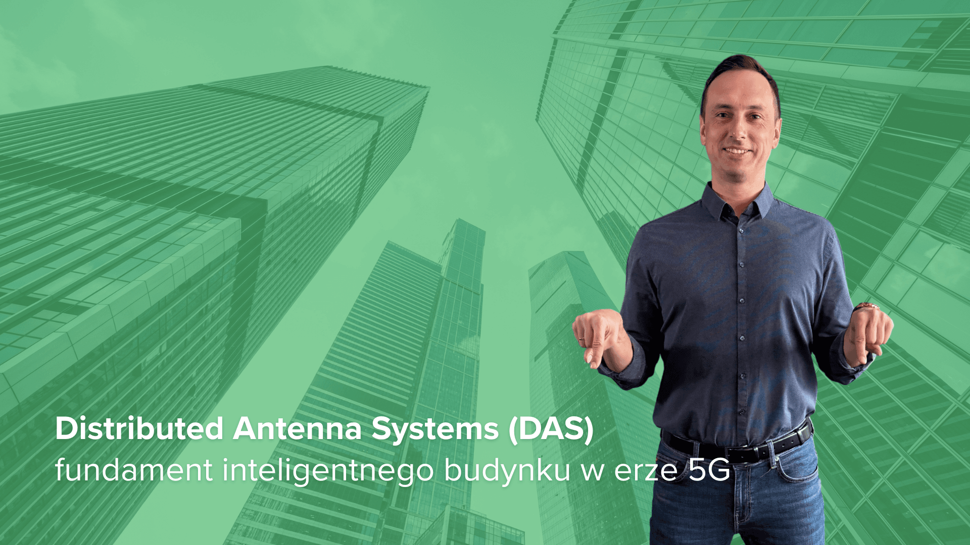 Grafika z napisem „Distributed Antenna Systems (DAS): fundament inteligentnego budynku w erze 5G”. Po prawej stronie widać uśmiechniętego mężczyznę w niebieskiej koszuli, który wskazuje obiema rękami w dół. Tło przedstawia wysokie, nowoczesne biurowce z nałożonym zielonym filtrem.