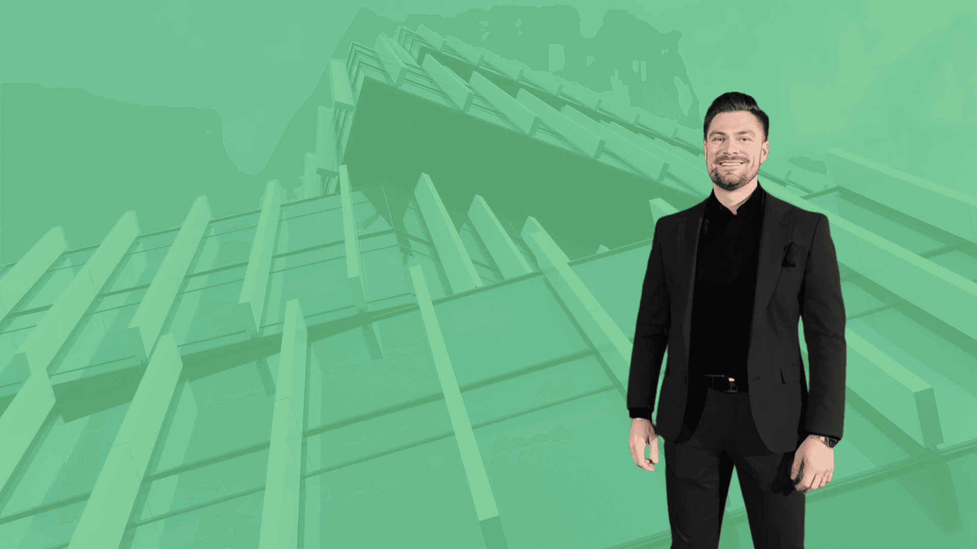 Uśmiechnięty mężczyzna w czarnym garniturze i czarnej koszuli stoi po prawej stronie grafiki. Tło stanowi zielona, monochromatyczna ilustracja przedstawiająca fragment nowoczesnego, przeszklonego budynku o geometrycznych kształtach.