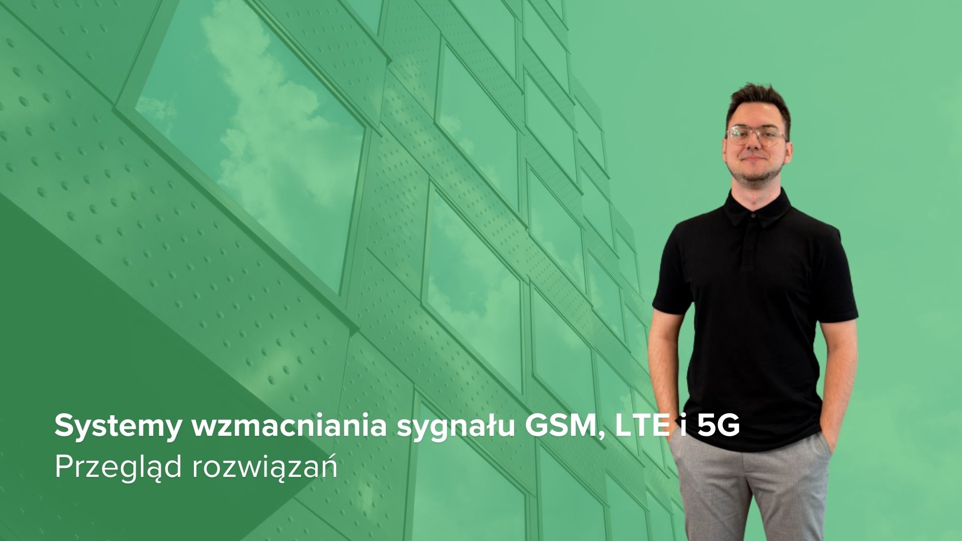 Okładka: Systemy wzmacniania sygnału GSM, LTE i 5G Okładka artykułu: nowoczesna elewacja budynku w zielonej kolorystyce, po prawej stronie stoi mężczyzna w czarnej koszulce i jasnych spodniach. Na grafice widoczny napis: ‘Systemy wzmacniania sygnału GSM, LTE i 5G – Przegląd rozwiązań’