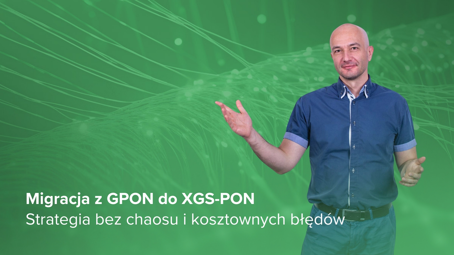 Mikołaj Chmura na technologicznym tle. Biały napis "Migracja z GPON do XGS-PON – strategia bez chaosu i kosztownych błędów"